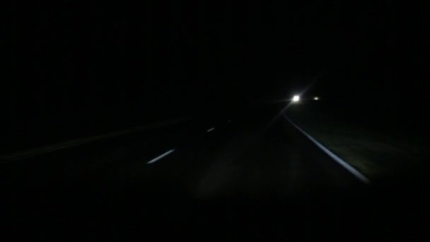 Autostrada Notte Guida Temporale Condizioni Visibilità Limitata Fari Illuminano Indicazioni — Video Stock