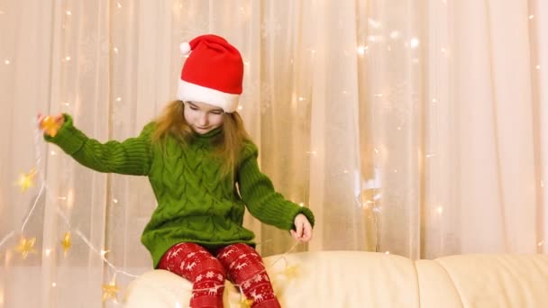 Uma Menina Chapéu Papai Noel Uma Camisola Quente Desvenda Uma — Vídeo de Stock