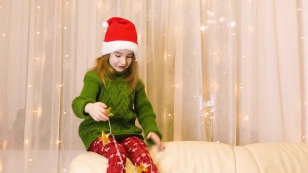 Une Fille Avec Chapeau Père Noël Pull Chaud Démêle Une — Video
