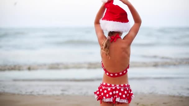 Menina Anos Idade Maiô Vermelho Chapéu Papai Noel Praia Brincando — Vídeo de Stock