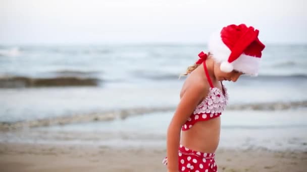 Річна Дівчина Червоному Купальнику Санта Капелюх Пляжі Щаслива Танцює Стрибає — стокове відео