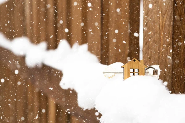 Ключ Від Будинку Дерев Яному Паркані Взимку Снігу Подарунок Новий — стокове фото