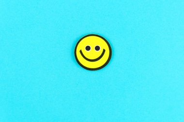 Parlak mavi arkaplanda sarı ifade. Aptallar Günü. Komik olumlu tebrik kartı.