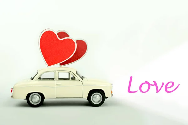 Coche Retro Juguete Con Corazones Aislados Sobre Fondo Blanco Concepto — Foto de Stock