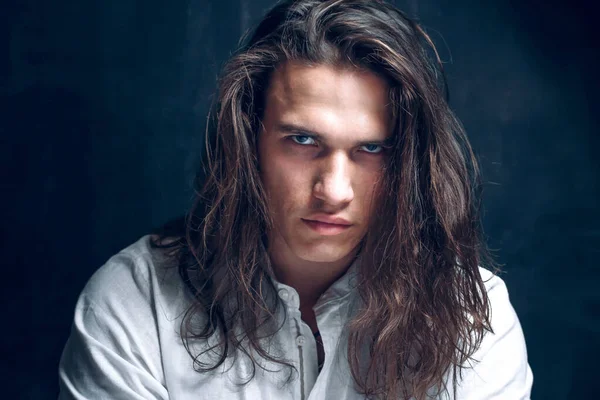 Bonito Homem Calmo Retrato Jovem Musculoso Com Cabelo Comprido Garoto — Fotografia de Stock