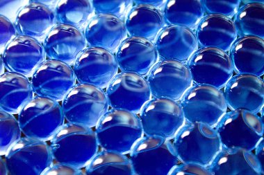 Su mavisi jel topları. Polimer jel. Silisyum jeli. Mavi hidrojenin topları. Yansımalı kristal sıvı küre. Doku arka planı. Makroyu kapat