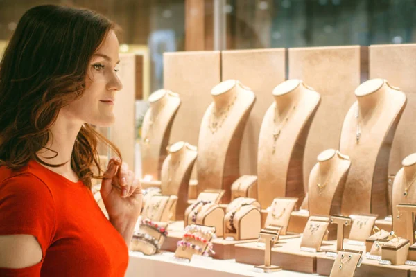 Cute Young Woman Looking Jewelry Store Window Customer Display Bijouterie — Stock Photo, Image