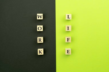 İş ve hayat. Siyah yeşil arka planda tahta küpler. Denge kavramı, uyum, stres yok. Planlama ve seçim