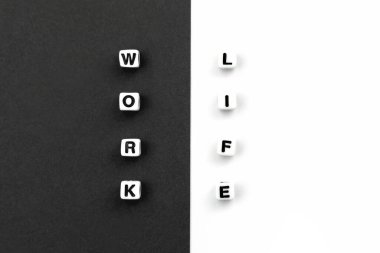 İş ve hayat. Siyah beyaz arka plan küpleri. Denge kavramı, uyum, stres yok. Seçenek