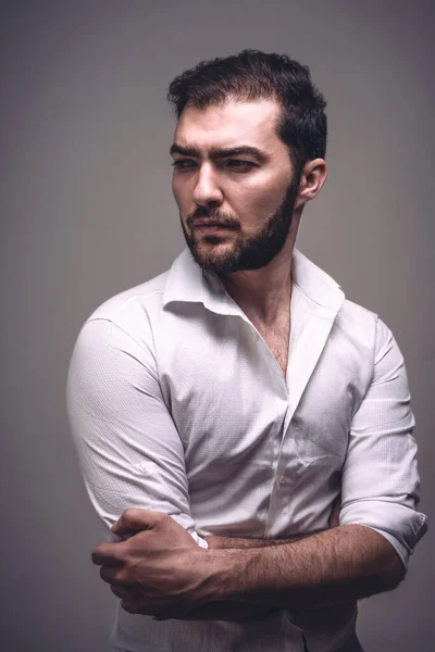 Yakışıklı, ciddi bir adam. Stüdyoda sakallı, kendinden emin bir adamın portresi.