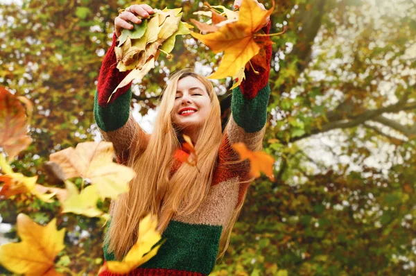 Радостная Девушка Бросает Листья Осенний Парк Женщина Чувствует Себя Хорошо — стоковое фото
