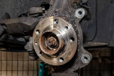 Yeni ön merkez direksiyonda fren diski olmayan bir arabaya monte edilmiş..