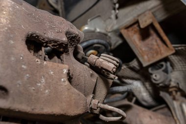 Eski fren hortumu, arabaya monte edilmiş, el freni gerilimli yay gerilimine yakın çekim.. 