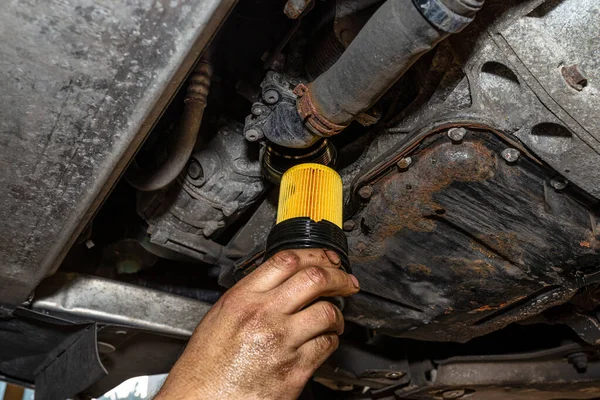 Mecânico Carro Segurando Novo Filtro Óleo Para Motor Diesel Panela — Fotografia de Stock