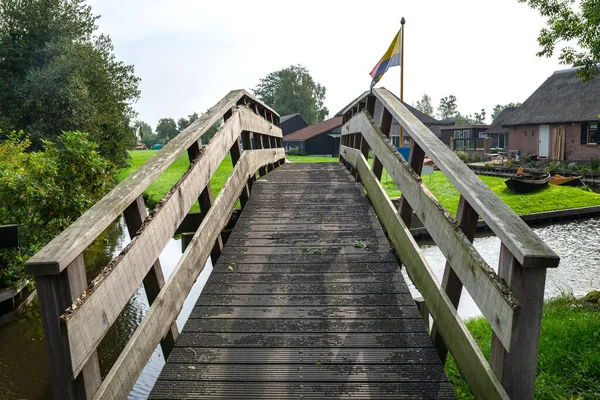 Деревянный Декоративный Пешеходный Мост Через Канал Нидерландах Фоне Растений Зданий — стоковое фото