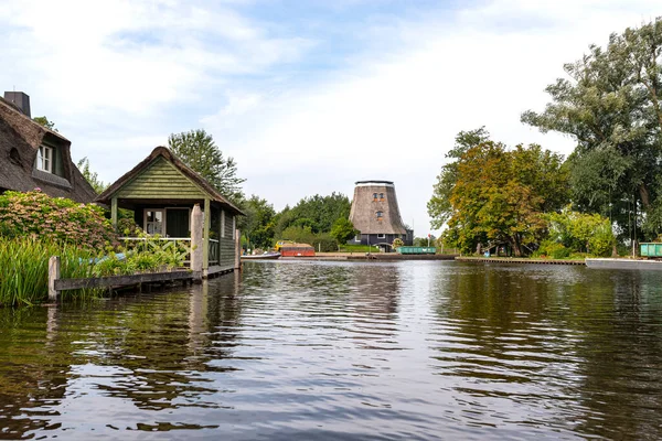 Ein Kanal Fließt Zwischen Gebäuden Einem Berühmten Dorf Den Niederlanden — Stockfoto