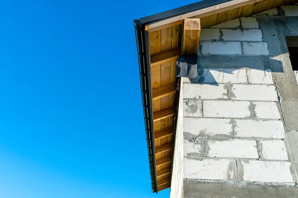 Bau Eines Kleinen Hauses Aus Weißem Ziegel Sichtbares Satteldach Mit — Stockfoto