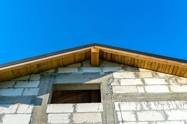 Construção Uma Pequena Casa Feita Tijolo Branco Telhado Gable Visível — Fotografia de Stock