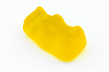 Beyaz arka planda izole edilmiş sarı jelibon bir ayının makro görüntüsü..