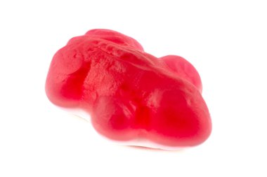 Beyaz arka planda izole edilmiş kırmızı jöleli şekerin makro görüntüsü..