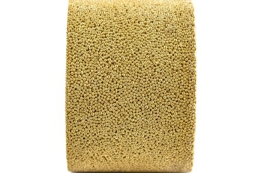 Beyaz arka planda izole edilmiş pirinç toplarla kaplanmış bir hava susturucusunun makro görüntüleri..