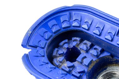 Robot endüstrisinde kullanılan mavi körük vakumlama kabının beyaz arka planda izole edilmiş makro görüntüsü..