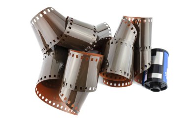 Yeni ISO 400 filmi, beyaz arka planda izole edilmiş mavi bir rulodan geliyor..