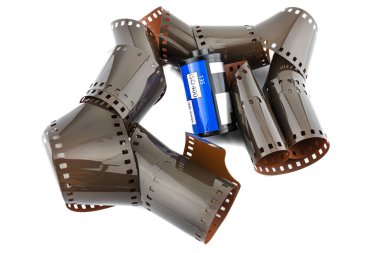 Yeni ISO 400 filmi, beyaz arka planda izole edilmiş mavi bir rulodan geliyor..