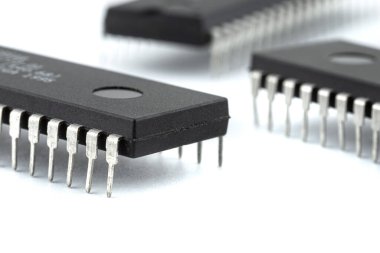Bir DIP 40 çipinin makro görüntüsü, beyaz arka planda izole edilmiş..