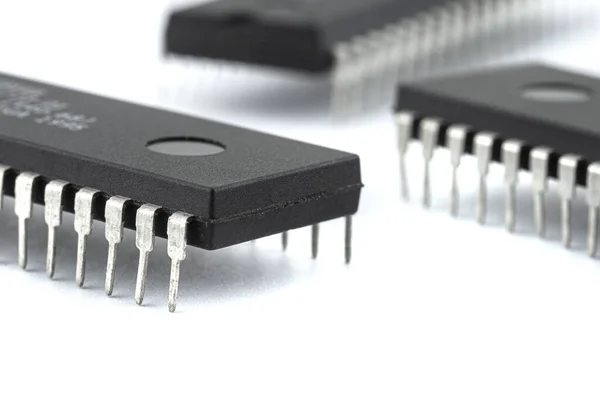 Tiro Macro Microchip Computador Dip Pinos Isolado Fundo Branco — Fotografia de Stock