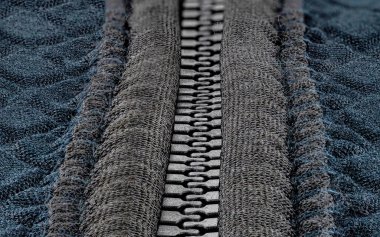 Modern mavi elbiseli plastik bir fermuarın makro çekimi..