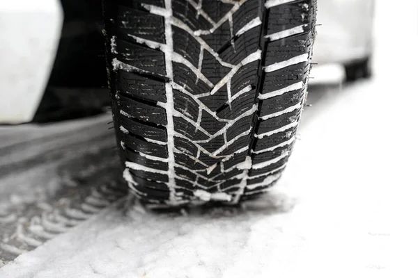Neuer Winterreifen Einem Silberfarbenen Auto Das Auf Einer Schneebedeckten Straße — Stockfoto