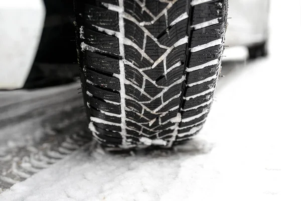 Nytt Vinterdäck Silverbil Som Står Snötäckt Väg Skogen Synlig Slitbana — Stockfoto