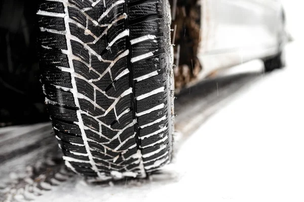눈덮인 자동차의 새로운 타이어 눈덮인 눈덮인 트레드 — 스톡 사진
