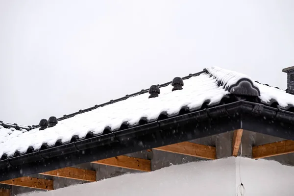 Dach Domu Jednorodzinnego Pokryty Jest Śniegiem Zachmurzonym Niebie Widocznym Ceramicznym — Zdjęcie stockowe