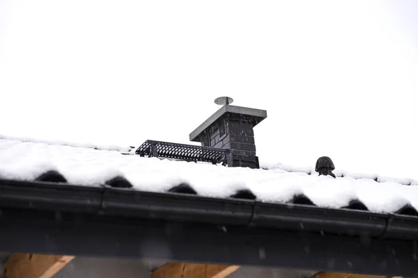 Het Dak Van Een Eengezinswoning Bedekt Met Sneeuw Tegen Een — Stockfoto