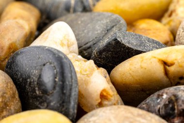 Dekoratif renkli çakıl taşlarının makro görüntüsü, arka planda kullanmak için sığ alan derinliği.