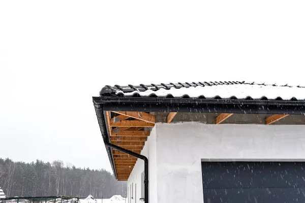 Het Dak Van Een Eengezinswoning Bedekt Met Sneeuw Tegen Een — Stockfoto