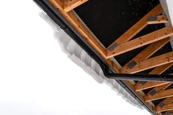 Dach Domu Jednorodzinnego Pokryty Jest Śniegiem Widocznymi Kratownicami Dachowymi Spodu — Zdjęcie stockowe