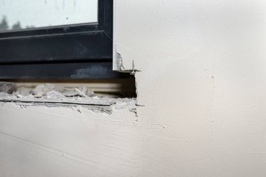 Pencerenin altındaki duvarda dövülmüş bir yer, evin içine bir pencere pervazı kurmak için hazırlanmış..