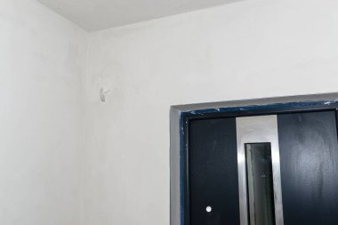 Yeni inşa edilmiş bir evin duvarlarında ve tavanında yeni yerleştirilmiş alçıtaşı.