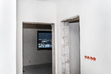 Yeni inşa edilmiş bir evin duvarlarında ve tavanında yeni yerleştirilmiş alçıtaşı.