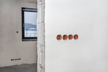 Yeni inşa edilmiş bir evin duvarlarında ve tavanında yeni yerleştirilmiş alçıtaşı.