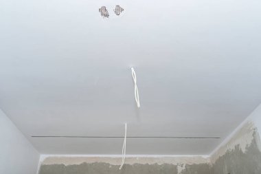 Tavanından çıkan ampulsüz iki kablo var..