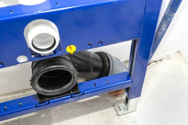 Yeni takılmış WC, duvara monte edilmiş tuvalet için gizlenmiş çerçeve, vida olmadan duvara karşı duruyor..