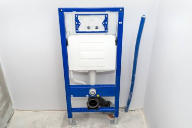 Yeni takılmış WC, duvara monte edilmiş tuvalet için gizlenmiş çerçeve, vida olmadan duvara karşı duruyor..