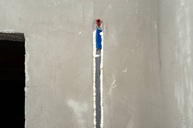 Gizli duşun duvarına yerleştirilmiş plastik duş borusu..