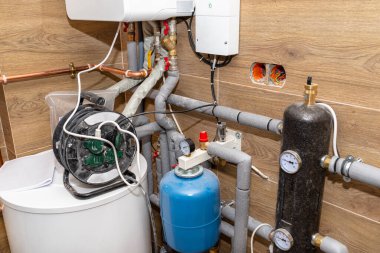 Modern bir kazan dairesinde seramik fayansları olan doğal gaz vanaları ve borular..