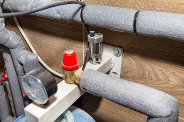 Doğal gaz için seramik fayanslarla kaplı modern bir kazan dairesindeki basınca karşı koruyan genişleme gemisi..