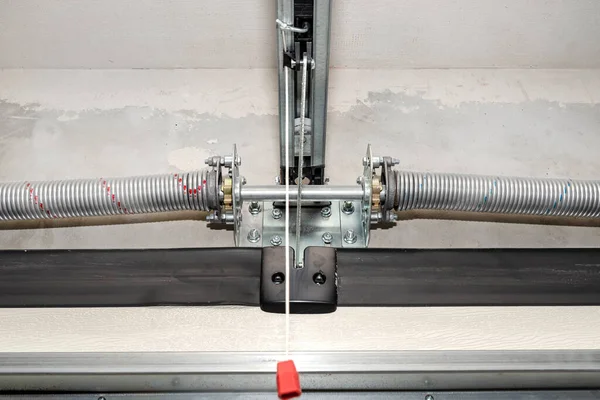 Yay gerilimi ev garaj kapısı mekanizması, içeriden görüş, zincirli korkuluk.